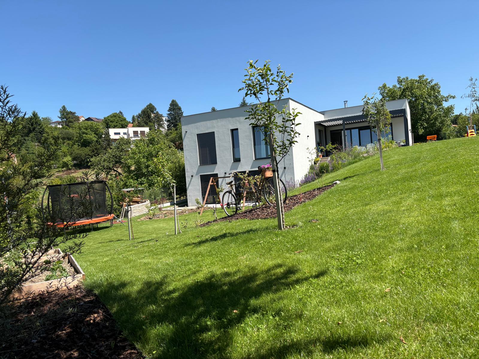 RD ve svahu — stavba